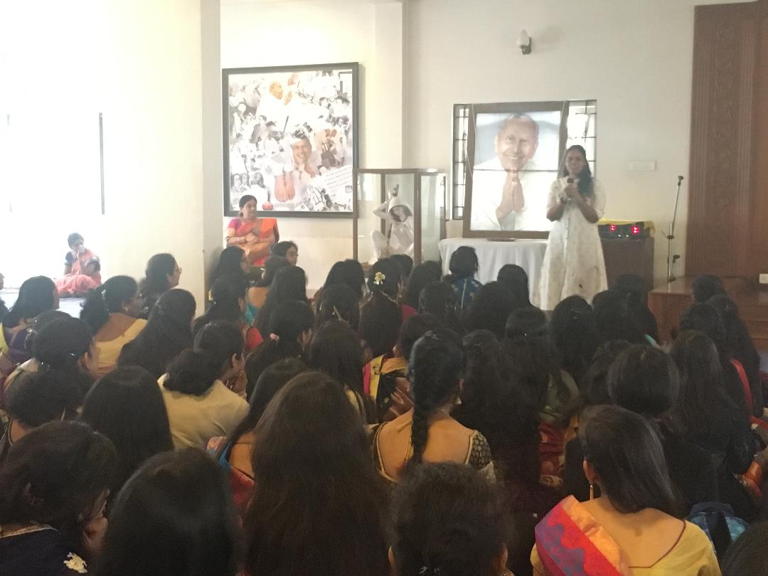 Alumni Prerana Polekar student interaction