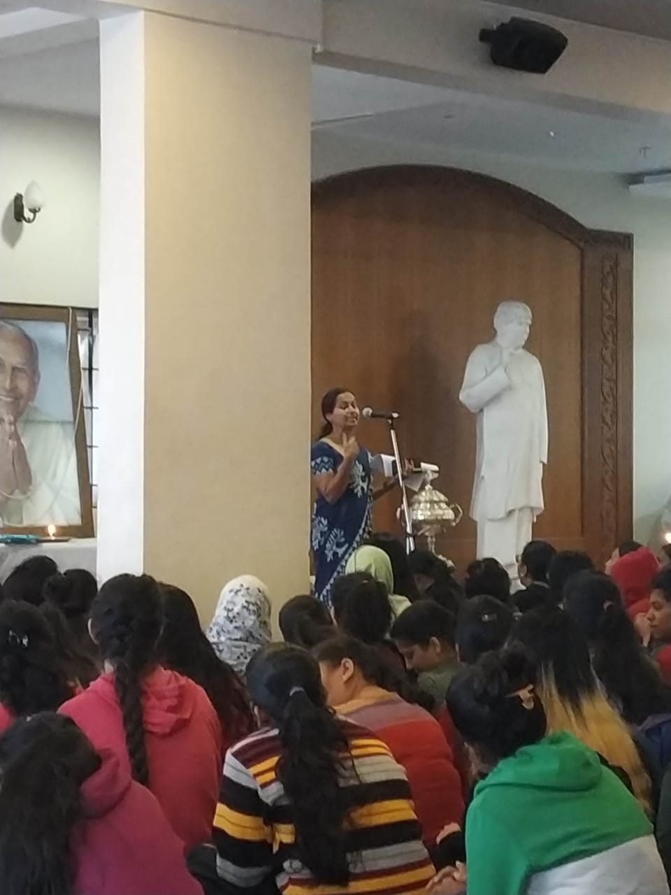 Dr. Meenal Sumant Explaining importance of Cleanliness to students