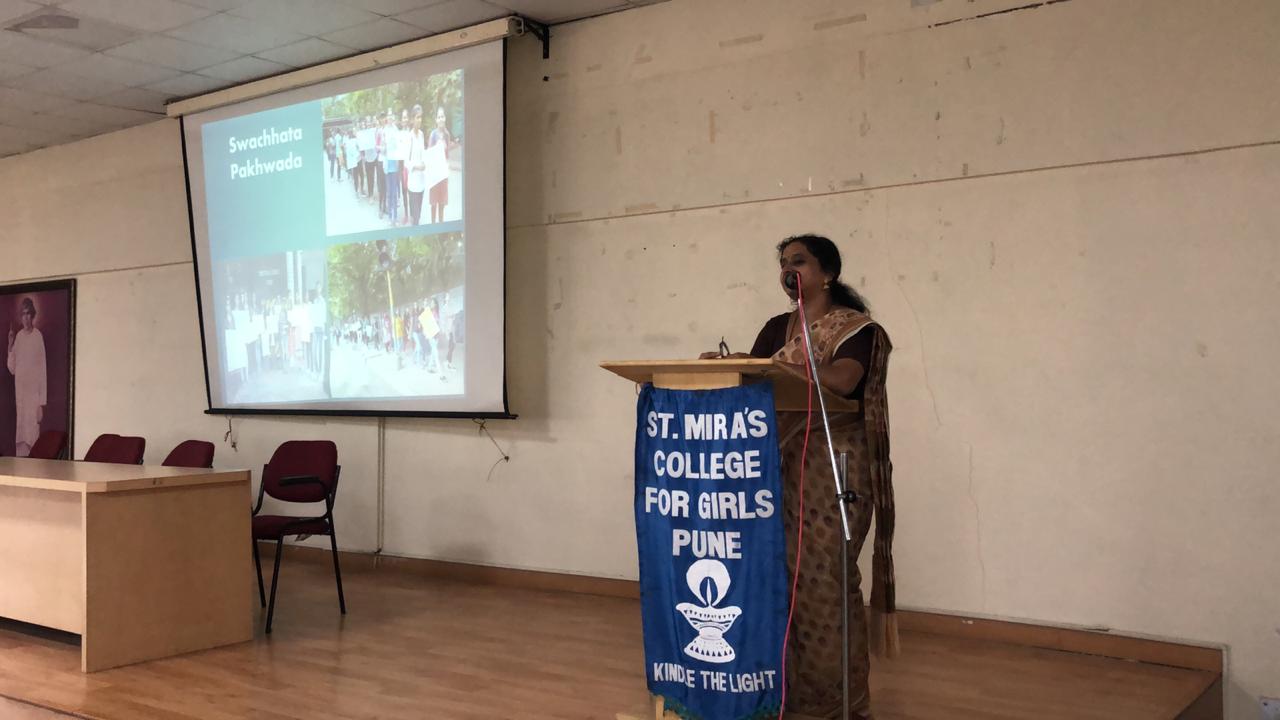 Dr. Manisha Pimpalkhare guiding the volunteers on social service