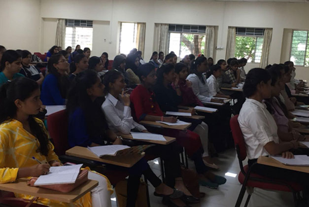 Students in keen attention to thelecture on Trends in HRM