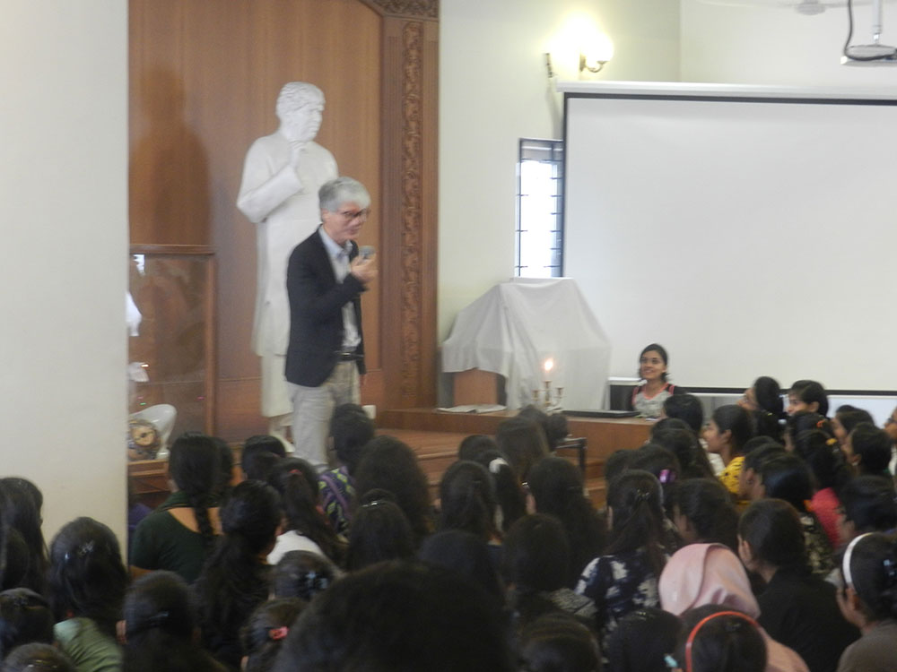 Mr Hiroyuki Tsui, Director General for International Affairs, Planning Department, Wakayama Prefectural Government, Japan interacting with students