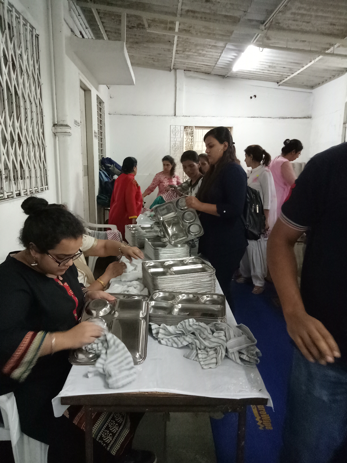 NSS volunteers cleaning dishes