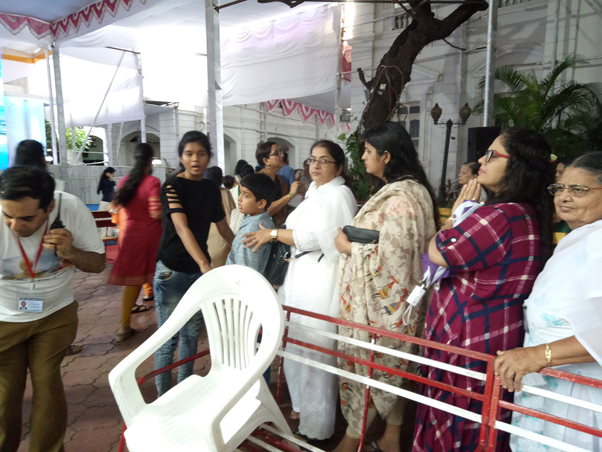 NSS volunteers escorting devotees