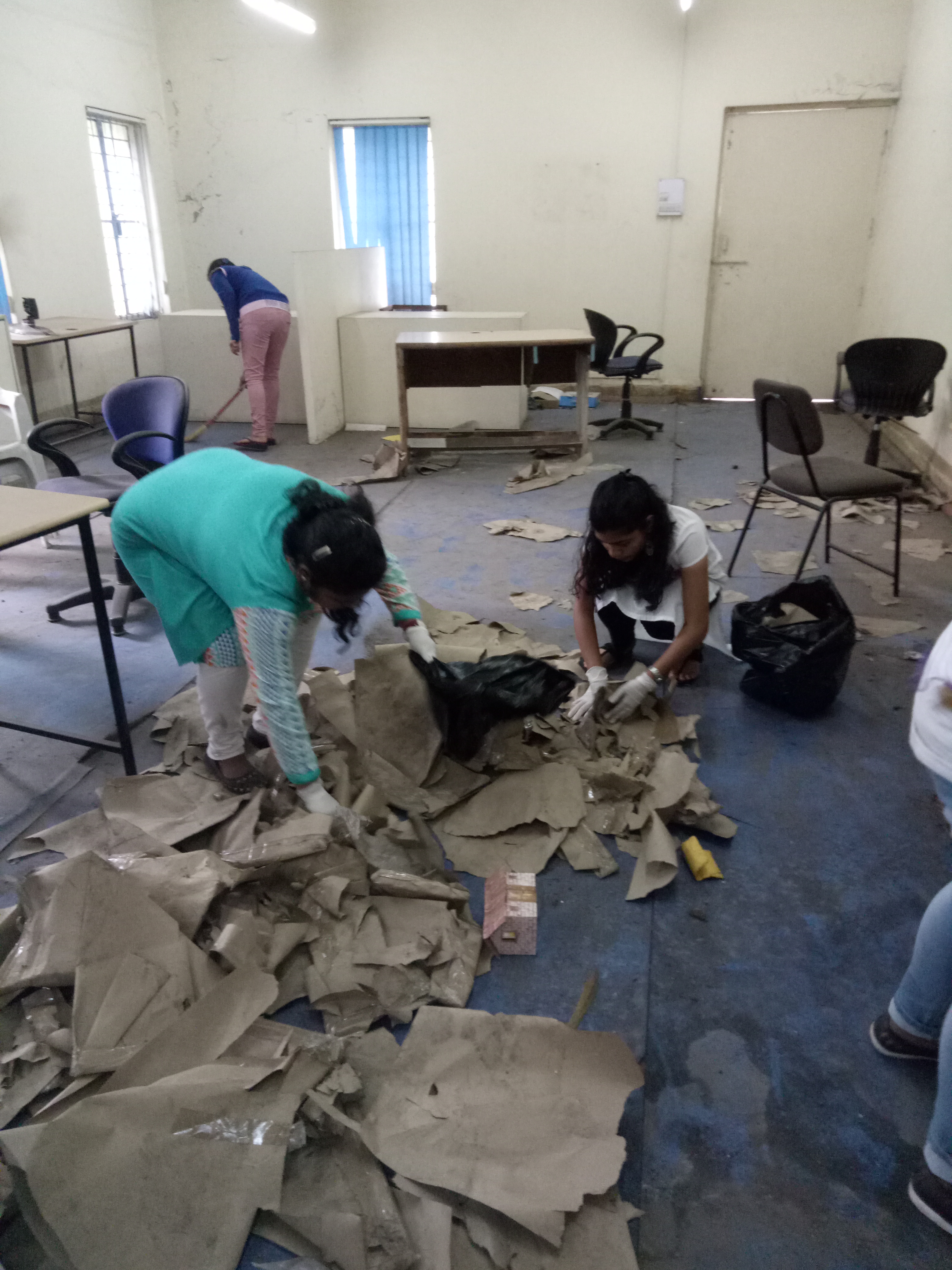 Volunteers working hard 2 - Swachha Bharat Summer Internship